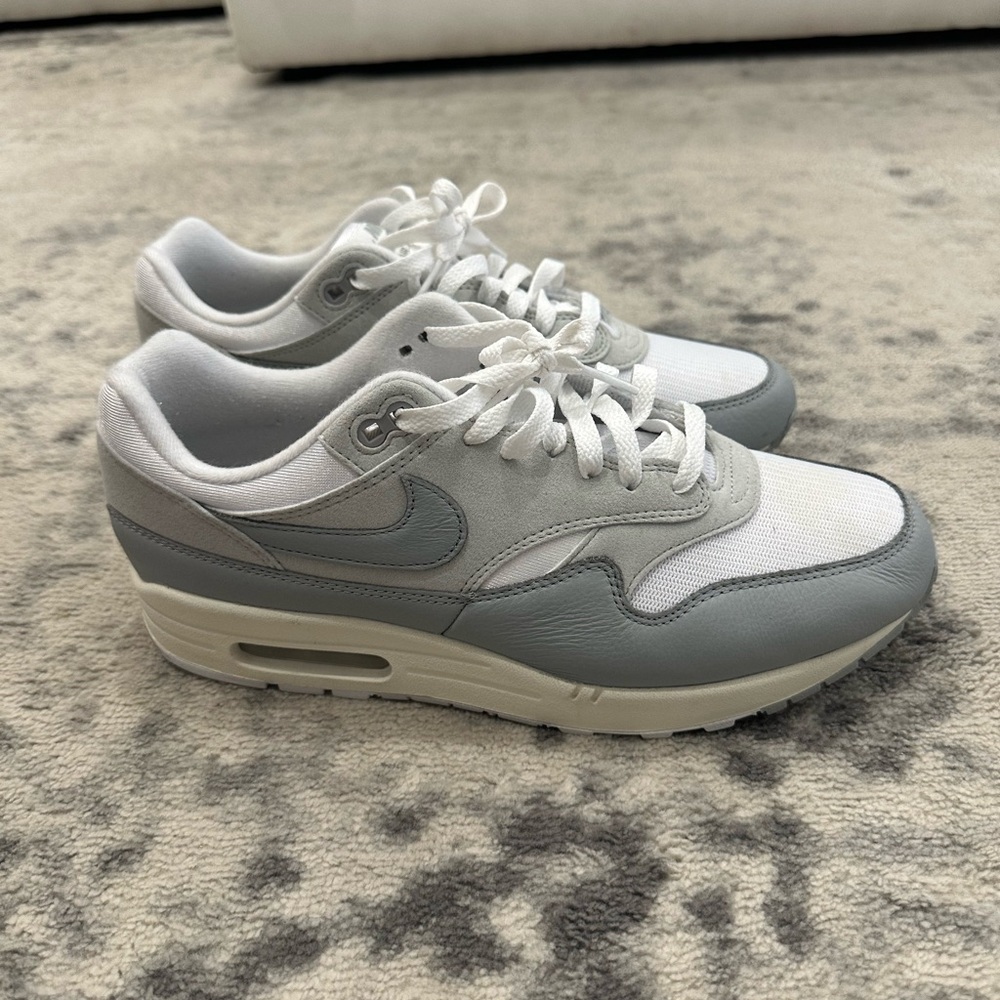 Nike Air Max 1 87 Pure Platinum Smoke Grey Women’s 12 Men’s 10.5 HF0026-001